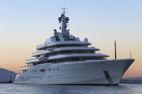 Vem äger Azzam, världens största yacht?