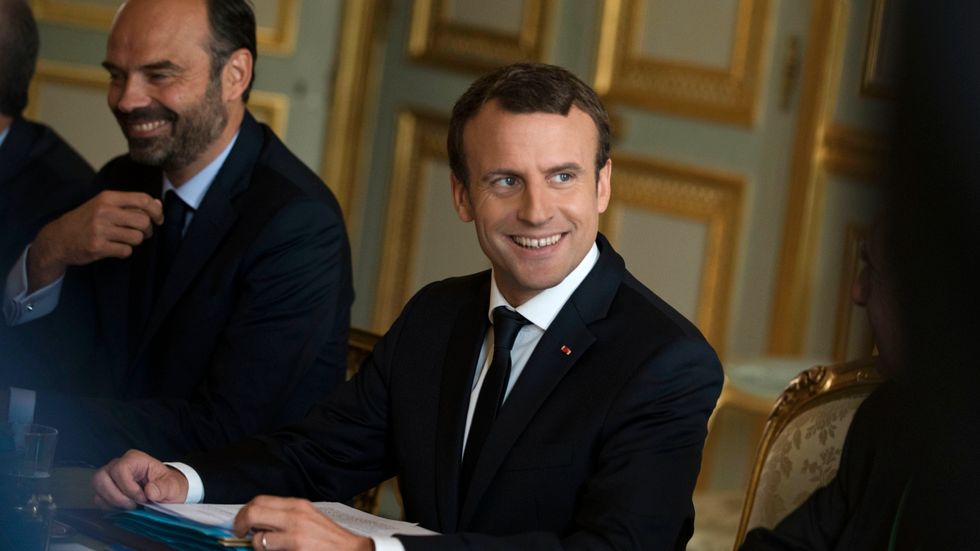 Frankrikes president Emmanuel Macron, till höger, och premiärminister Edouard Philippe laddar för sin första budget. Arkivbild.