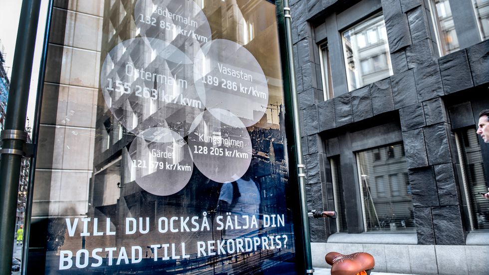 Reklam för ett mäklarföretag utanför Sveriges Riksbank vid Brunkebergstorg. Arkivbild.