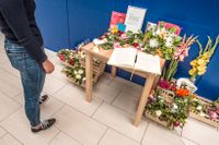 Vid Ikeas ingång kan besökare lägga blommor och skriva minnesord.