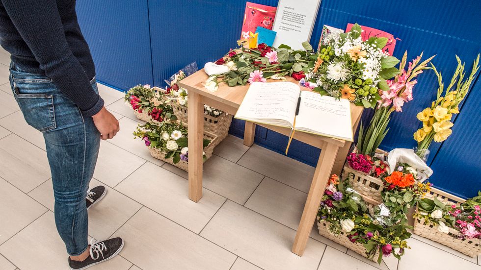 Vid Ikeas ingång kan besökare lägga blommor och skriva minnesord.