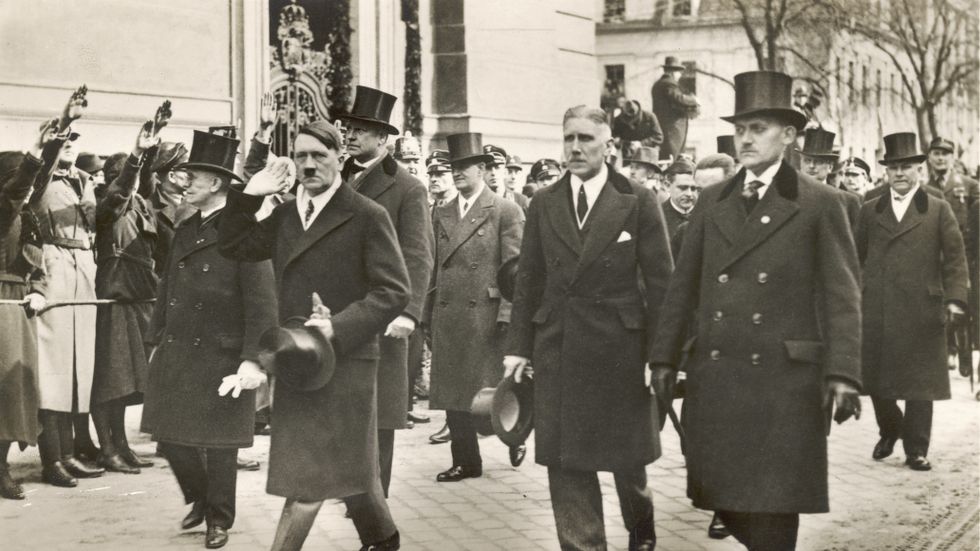 Rikskansler Adolf Hitler åtföljd av vicekansler Franz von Papen, som snart fick lämna regeringen.