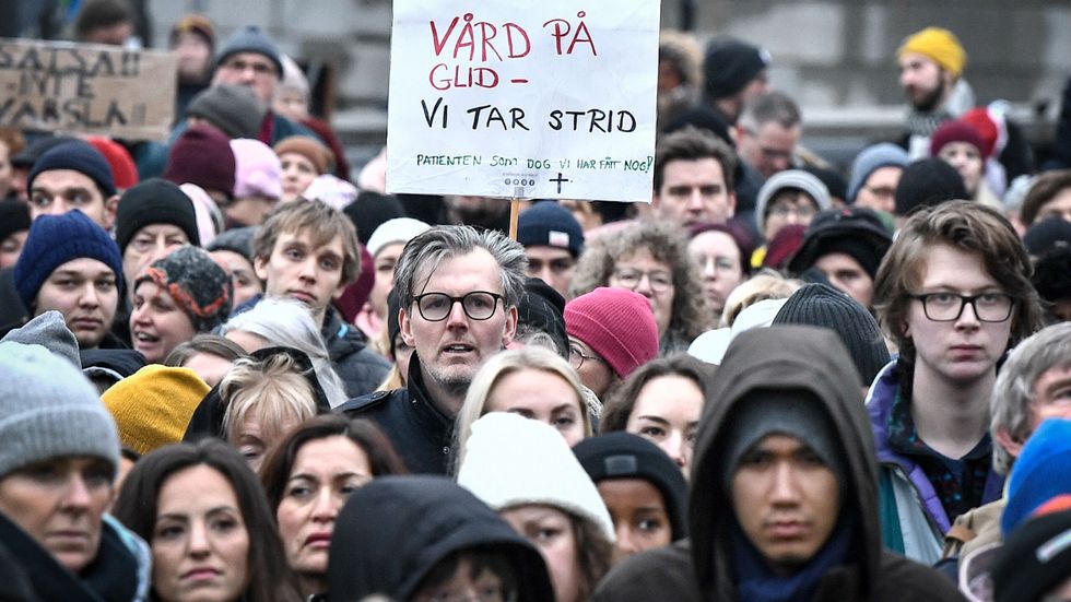Sjukvårdspersonal demonstrerar i Stockholm för att visa missnöje över den senaste tidens beslut och varsel inom sjukvården.