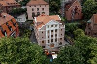 Nybyggt hus i Göteborg. Efter att lokalpolitikerna ingrep har huset ritats i ”klassisk stil”. Arkitekter är Inobi AB och Albert Svensson.
