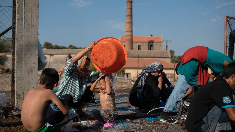 Flyktingar nära Mytilene på grekiska ön Lesbos. Över 12 000 människor saknar tak över huvudet sedan flyktinglägret Moria brunnit. 