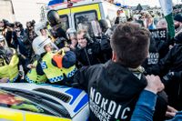 Poliser motar bort nazister från NMR som strax innan bilden togs gick till attack med sina sköldar mot journalister som bevakade demonstrationen i Göteborg den 30 september i år.