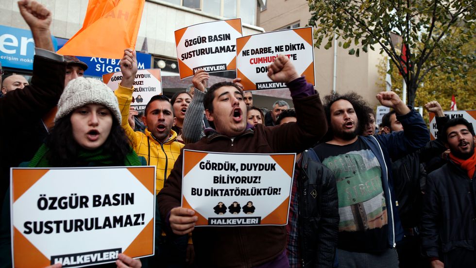 Protester i Ankara mot fängslandet av Cumhuriyetjournalister i Oktober 2016. Arkivbild.