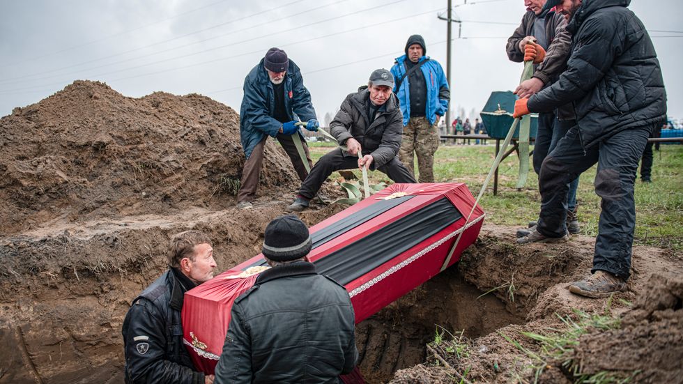 Anhöriga försöker identifiera kvarlevor i Butja nordväst om Kiev i april 2022. 