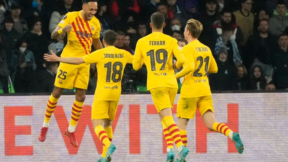 Barcelonajubel efter att nye Pierre-Emerick Aubameyang gjort ett av målen i bortasegern mot Napoli i Europa League-slutspelet.