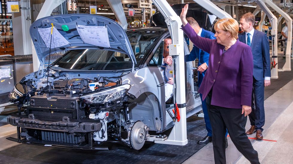 Förbundskansler Angela Merkel invigde nyligen fabriken för Volkswagens nya elbil ID3.