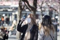 Selfie bland körsbärsblommorna i Kungsträdgården i mars 2020. 