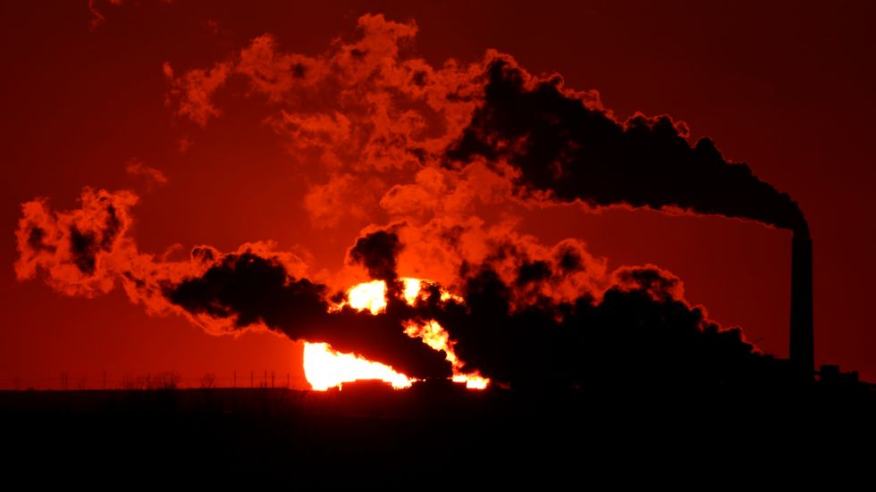 Röken stiger från ett kolkraftverk nära St. Marys i Kansas, USA: Förbränningen av kol står för 42 procent av de globala koldioxidutsläppen från fossila bränslen.