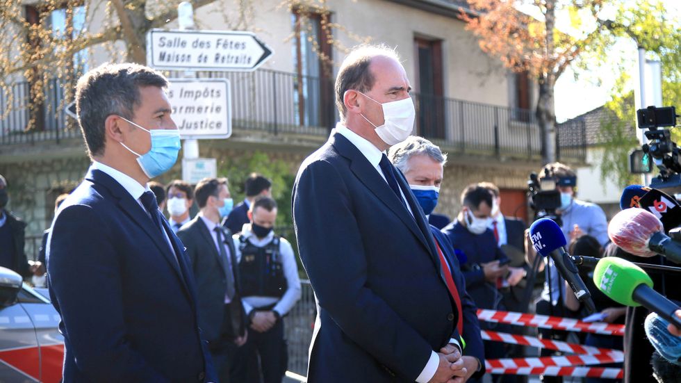 Frankrikes premiärminister Jean Castex och inrikesminister Gerald Darmanin möter pressen efter att polisen Stéphanie Montfermé mördats.