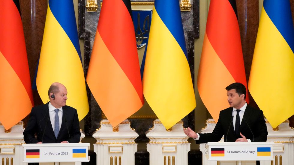 Tysklands förbundskansler Olaf Scholz och Ukrainas president Volodymyr Zelenskyj under presskonferensen i Kiev.