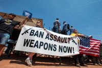 Demonstrationer för skärpta vapenlagar i El Paso i Texas, där en 21-årig man sköt ihjäl 22 på en stormarknad i helgen.