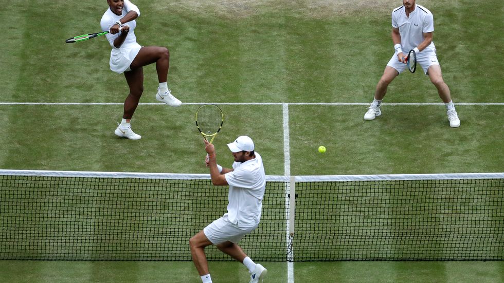 Serena Williams och Andy Murray lockade storpublik i den andra omgången i mixeddubbel i Wimbledon.