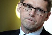 Den finländske statsministern Matti Vanhanens popularitet har sjunkit kraftigt under valbidragshärvan. I opinionsmätningarna har folket ansett att han borde avgå. Men det, har han flera gånger meddelat, tänker han inte göra.