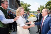 Vladimir Putin besökte Karin Kneissls bröllop i augusti 2018. I dag är hon styrelseledamot för Rosneft, och också rådgivare för nyhetskanalen Russia Today. 