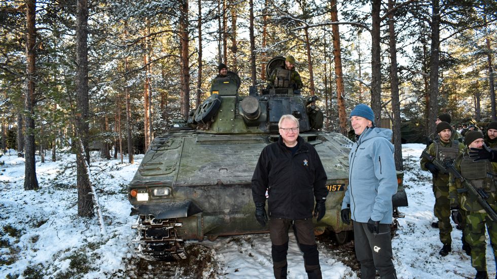 Peter Hultqvist och Norges försvarsminister Frank Bakke-Jensen besöker svenska soldater under övningen Trident Juncture, där brigadformatet användes. Arkivbild.