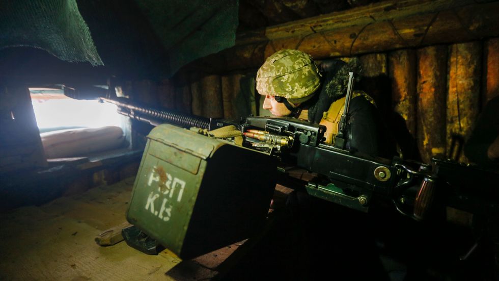 En ukrainsk soldat vid frontlinjen mot det ryskstöttade utbrytarområdet Luhansk i östra Ukraina. Upptrappad rysk militär närvaro i området väcker stark oro inom EU.