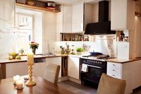 Köket är en blandning av Ikea, platsbyggda hyllor och specialtillverkade detaljer som den massiva ekskivan.
