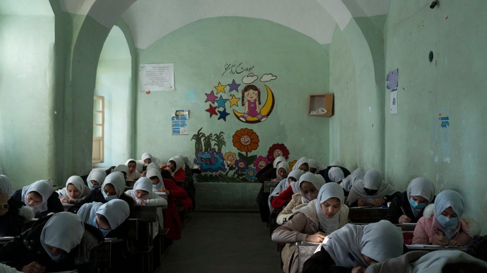 Flickor i en skola i Herat i en bild tagen på fredagen. Herat är ett undantag i Afghanistan då provinsen tillåter flickor att gå i skolan.