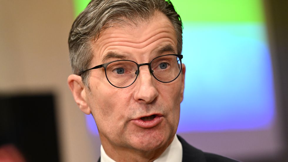 Riksbankschef Erik Thedéen under en pressträff på Riksbanken.
