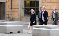 Magdalena Andersson promenerar iväg efter att ha meddelat talmannen sin avgång torsdagen den 15 september. 