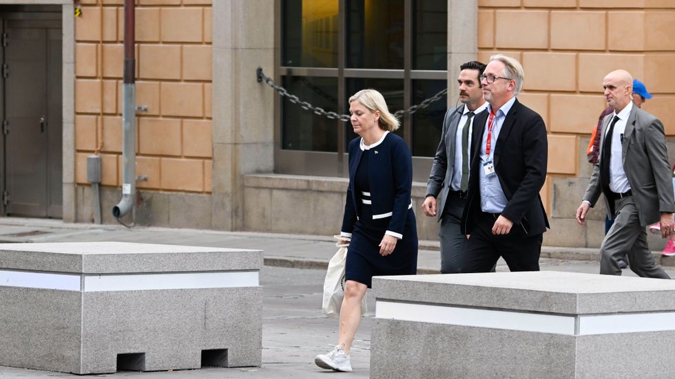 Magdalena Andersson promenerar iväg efter att ha meddelat talmannen sin avgång torsdagen den 15 september. 
