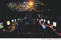 På det dygnetruntöppna internetkafét Southpoint pågår nightgibbet fram till förmiddagen. World of Warcraft och Counter-Strike är de populäraste spelen.