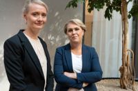 Folkhälsomyndighetens generaldirektör Karin Tegmark Wisell och socialminister Lena Hallengren (S) vill inte att svenskarna väntar med påfyllnadsdos för att få de nya uppdaterade vaccinerna.
