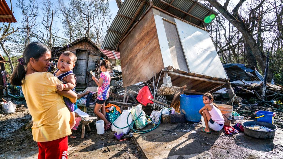 Över 200 personer har bekräftats döda efter tyfonen Rais framfart i Filippinerna.