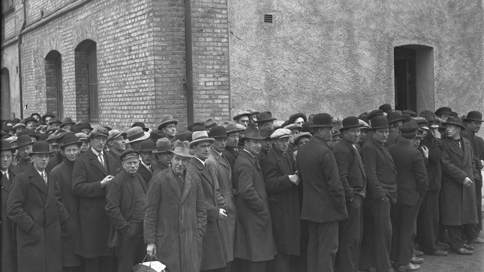 1921. Utdelning av bröd till arbetslösa på Sociala huset.