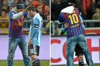 Två bilder som visar hur en supporter tar sig in på plan och kramar om Argentinas Lionel Messi vid landskampen mot Argentina i Friends Arena.