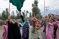 Kvinnor demonstrerar i Kashmir.