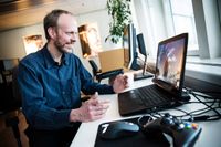 Anders Olsson, ansvarig för mjukvarusamarbeten, visar hur Tobiis ögonstyrningsteknik fungerar i spelet Assasin's Creed Rogue.