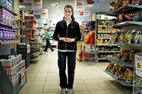 I Sundbyberg garanteras alla gymnasieungdomar upp till 18 års arbete. Men Denise Petterson, 17, fixade sitt jobb själv genom att lämna sitt cv till ett 20-tal butiker innan hon fick napp på Ica.