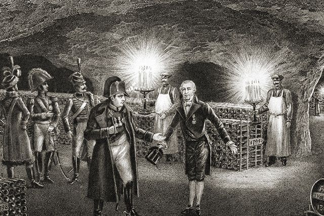 Inget fälttåg utan champagne – Napoleon visste att hålla stridhumöret hos officerarna uppe. Vykortet från Moët & Chandon visar Napoleon på besök i champagnehusets källare den 26 juli 1807.