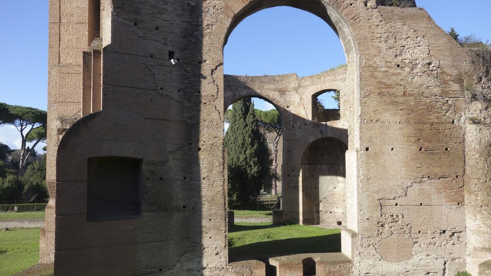 Kejsar Caracalla byggde den storslagna badanläggningen, Caracallas termer, som invigdes år 216 och som idag hör till Roms mest betydande sevärdheter.