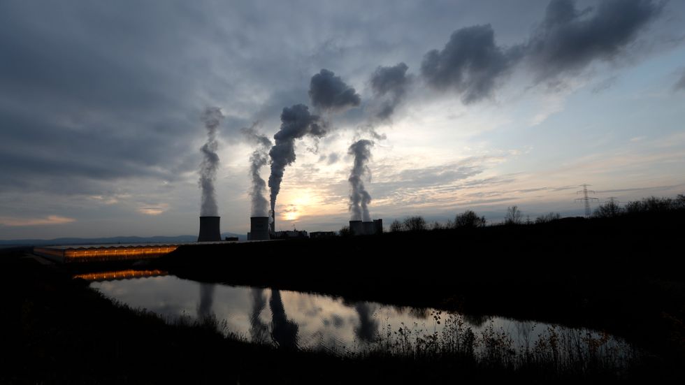 Rök stiger från kraftverket i polska Turow, som får sitt kol från en närliggande gruva – som dock ogillas skarpt av grannlandet Tjeckien. Arkivbild.