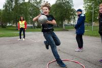 På Sankt Olofsskolan i Sundsvall har man rastverksamhet med fritidsledare som ser till att alla barnen mår bra på rasten, bland annat Gottfrid Grubb som spelar kickball.