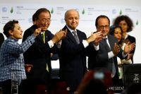 Francois Hollande, Laurent Fabius, Christiana Figueres och Ban ki-Moon applåderar vid den sista sessionen av COP21 i Paris, december 2015.