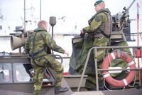 Sveriges försvars sökinsats efter en misstänkt ubåt pågår i Stockholms skärgård.