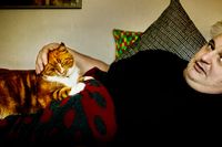 Hemma hos Göran Greider, i soffan med katten Gustav.