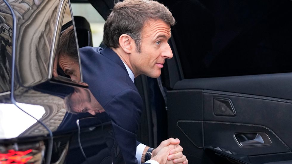 Frankrikes president Emmanuel Macron tar till kraftmedel för att få igenom pensionslagen.