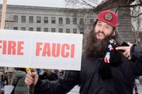 Demonstrant i Concord, New Hampshire, kräver att Anthony Fauci – USA:s tyngsta infektionsläkare – avskedas.