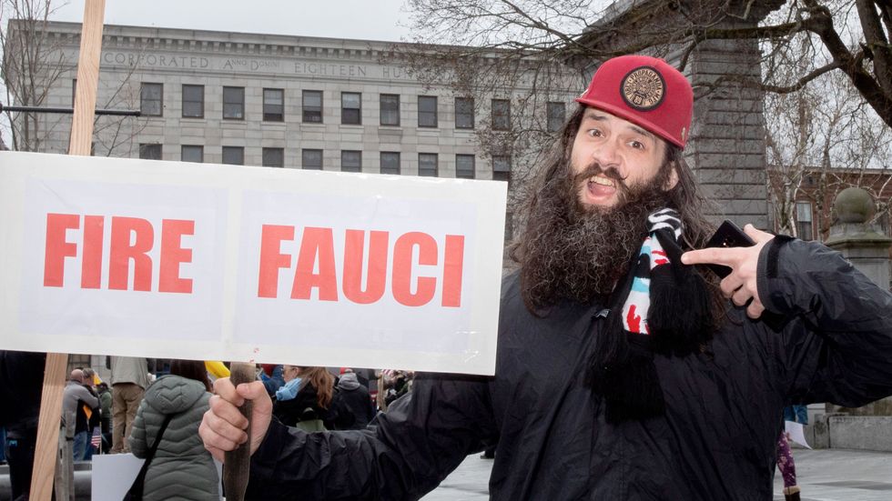 Demonstrant i Concord, New Hampshire, kräver att Anthony Fauci – USA:s tyngsta infektionsläkare – avskedas.
