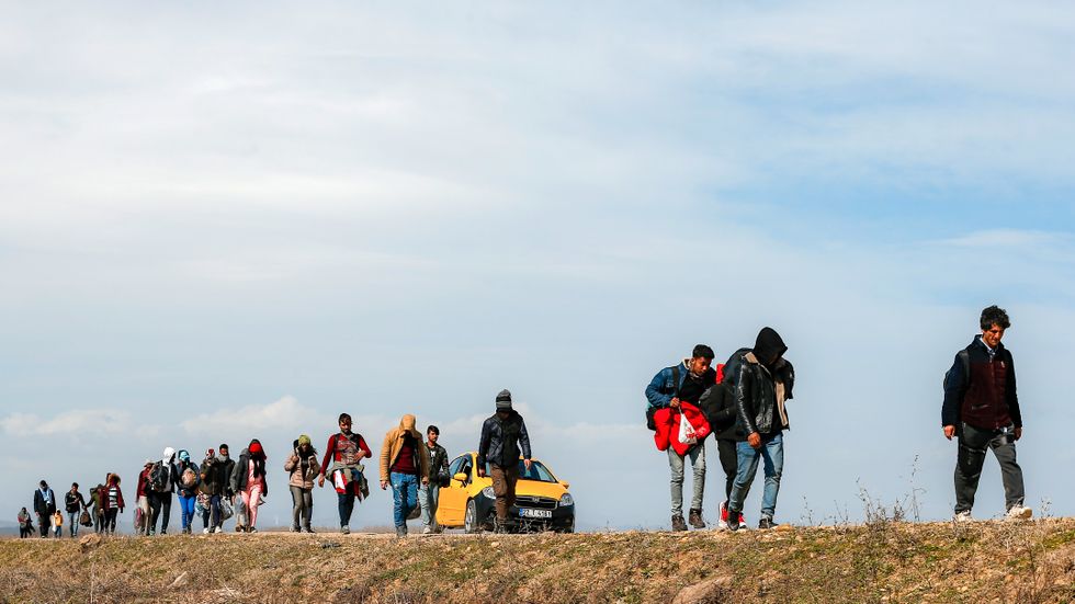 Förra året var antalet asylsökande det lägsta på 20 år. I år väntas fler. Bilden togs i mars 2020 och visar migranter på vandring i gränstrakterna mellan Turkiet och Grekland.