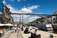 Försommarvärme råder längs Douro-floden i Porto. Här står Portugal värd för ett EU-toppmöte om arbetsmarknaden och sociala frågor under fredagen och lördagen.