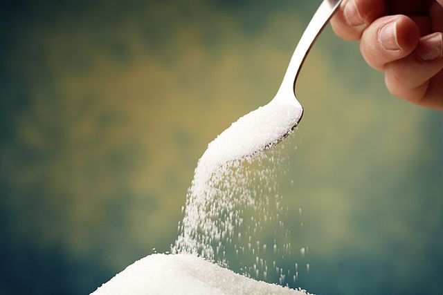 ”Socker påverkar smaksinnets förmånga att ge signaler till hjärnan på det sättet att den som redan har något sött i munnen måste brassa på med ännu mer för att få samma signal igen.” säger Martin Ingvar, hjärnforskare.